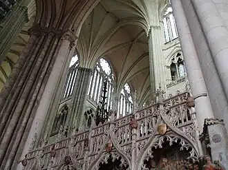Vue de la croisée du transept et du départ du croisillon nord, prise depuis la partie sud du déambulatoire du chœur.