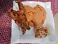 Amiwô accompagné de la viande de poulet.