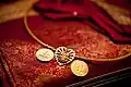 Un mangalsutra avec des images de Lakshmi