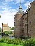 La grande tour avec le corps de logis en arrière-plan