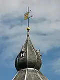Le toit de la grande tour avec sa girouette