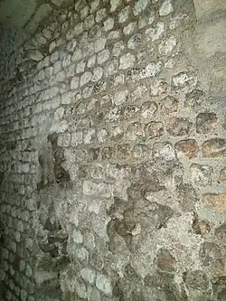 Vue d'un mur en petits moellons réguliers. Légende détaillée ci-dessous.