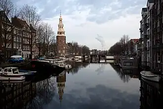 Le Rapenburgwal et la Montelbaanstoren au centre.