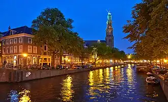 Vue du Prinsengracht avec la Westerkerk en arrière-plan.