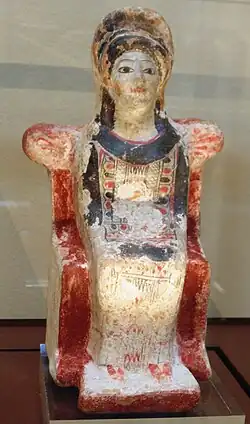 Figure féminine en terre cuite. Akréfnio, début du Ve siècle av. J.-C..