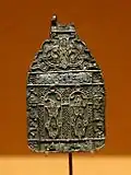 Amulette représentant deux mains de Fatima, portant l'inscription « Dieu est le gardien, Dieu est la consolation dans toute tribulation ». Argent martelé à décor de filigrane et d'émaux cloisonnés. XIVe – XVe&nbsp;siècle, Andalousie.