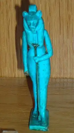 Amulette de Sekhmet tenant le sceptre ouadj, fritte émaillée, époque saïte.