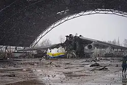 Photo couleur des restes brûlés d'un gros avion.