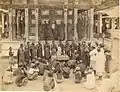 Des moines et des laïcs vénérant la dent de Bouddha, relique du Temple de la Dent de Kandy. Vers 1880. (Ill. du chap. 17)