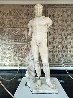 Statue en marbre d'Hercule, version romaine d'Héraclès