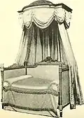 Bois de lit à trois dossiers, 2e moitié XVIIIe s., style Louis XVI, dais en forme de dôme.
