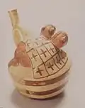 Vase-portrait Moche, un homme et une femme pratiquant le sexe anal.