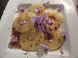 Ananas, eau de fleur d'oranger, cannelle, glycine de Chine.