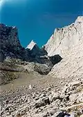 Canal de Ezkillar sakona ou Artaungo sakona. Sur la droite la paroi est et au fond l'œil de Bentanetan.