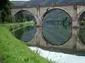 Au niveau d'Anchamps, la voie ferrée traverse la Meuse.