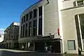 Façade du côté de la rue de la Marne, avec commerces (bureau de tabac et torréfacteur), décembre 2013.
