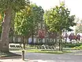 ancien bâtiment du 117e RI qui a été réhabilité, il accueille désormais des logements et une crèche.