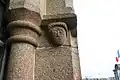 Mascaron sur le montant du portail.