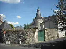 'hôtel de la Grande-Treille, du XVIe&nbsp;siècle, transformé en collège en 1659.