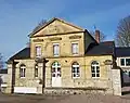 L'ancienne école et pensionnat de garçons au champ de foire.