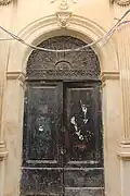 Porte d'accès du presbytère.