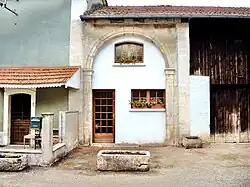 Photographie d'un cadre de porte de l'ancienne abbaye dans un mur moderne.