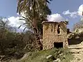 Bâtiment chaoui à Menaa avec fondations en pierre et murs en briques visibles