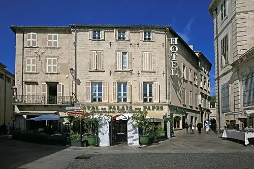 Emplacement de la première boutique de Datini, à l'angle de la rue du Puits-des-Bœufs et de la place de l’Horloge