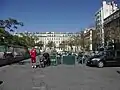 Il fallait délimiter par des barrières les terrasses pour se créer un espace entre les voitures garées.