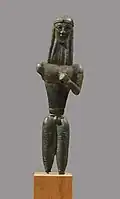 Offrande de Manticlos à Apollon, Béotie v.700-675, bronze H 20,3&nbsp;cm. Musée des Beaux-Arts de BostonCorps géométrique, tête « dédalique »