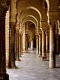 Portique précédant la salle de prière dans la grande mosquée de Kairouan.