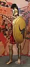 Casque d'hoplite avec un grand panache de crin en forme de crosse fixé sur une crête sur le haut du timbre.