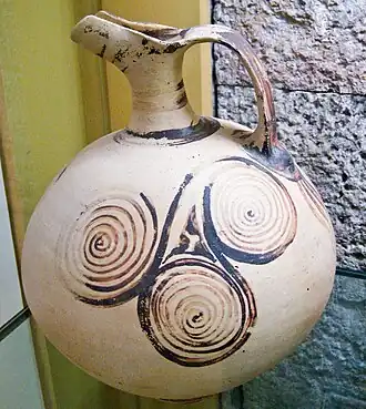 Jarre décorée de spirales peintes, début du HR III (1400-1350), Musée de l'Agora antique d'Athènes.
