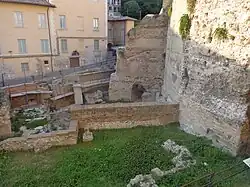 Ruines de l’amphithéâtre romain sur les hauteurs de la ville.