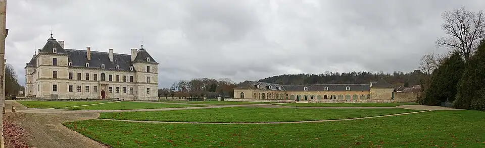 Vue d'ensemble du château d'Ancy-le-Franc (1538-1546) et des écuries du XVIIe&nbsp;siècle.