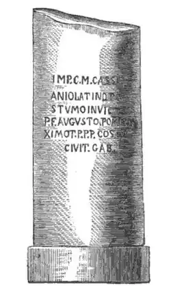 Dessin en noir et blanc d'un tronc de colonne portant une inscription.
