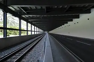 Galerie de protection avant le portail sud du Trou d’Uri, protégeant la voie de chemin de fer et la route (2015).