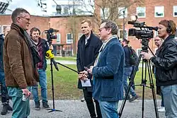 Photographie d'un homme avec lunettes près du Karolinska Institute à Stockholm