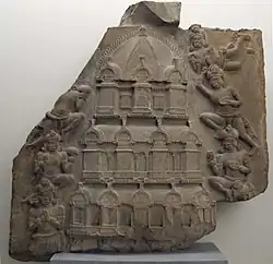 Tour bouddhique étagée. École d'Amaravati, fin Ier - début IIe&nbsp;siècle. Relief marbre, Musée Guimet.