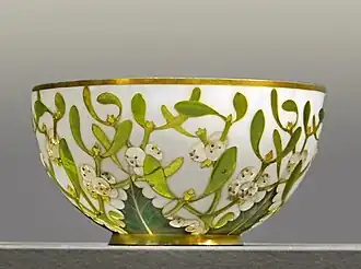 Coupelle à décor de gui, 1891, émaux cloisonnés Sèvres-Limoges Cité de la Céramique.