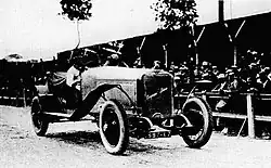Photo de trois quarts gauche d'une voiture en pleine course.