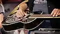 André Lavergne du groupe Dans l'Shed, à la guitare slide