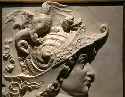 Détail du dragon sur la crête