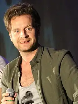 Andrew Gower (en) interprète Charles Stuart
