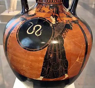 Athéna « Promachos » sur une amphore panathénaïque (v. 490 av. J.-C.) mise au jour à Vulci. Antikensammlung Berlin.