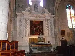 L’autel en marbre et le retable.