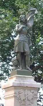 Ornements du piédestal (1909) de la Jeanne d'Arc au sacre du square Jeanne-d'Arc d'Angers