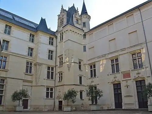 Photographie d'un logis Renaissance de grande hauteur, en tuffeau.