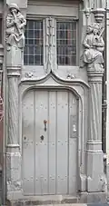 L'une des portes de la maison.