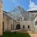 Cour du logis abbatial et charpente d'Édouard Warin.